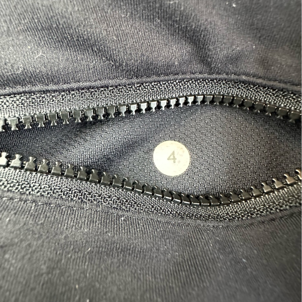 Lululemon Black and White Floral Front Leggings with Ruching Cuff in size 4 - Picture 7 of 9